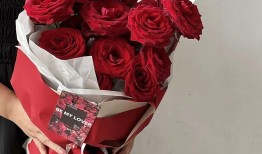 卡布奇诺玫瑰的完美搭配，花艺设计中的和谐之美
